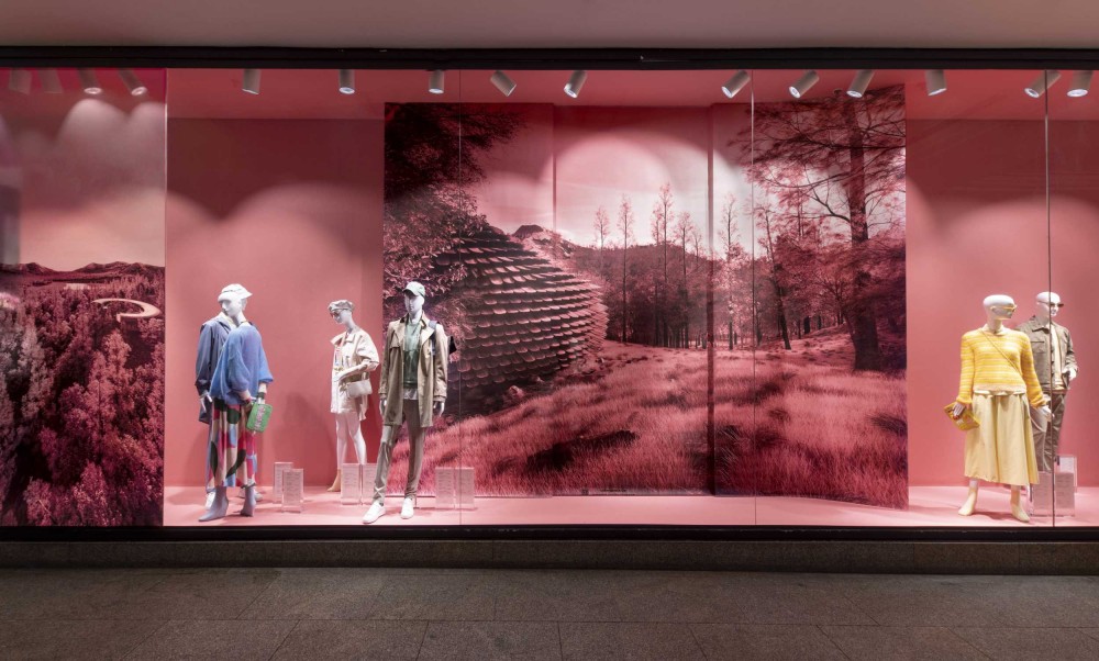 Titel Monochrome Digital Art in Hibiscus Blush Schaufensterinszenierung Frühling/Sommer 2022 für das Modehaus Ludwig Beck am Marienplatz in München - Fix Visuals