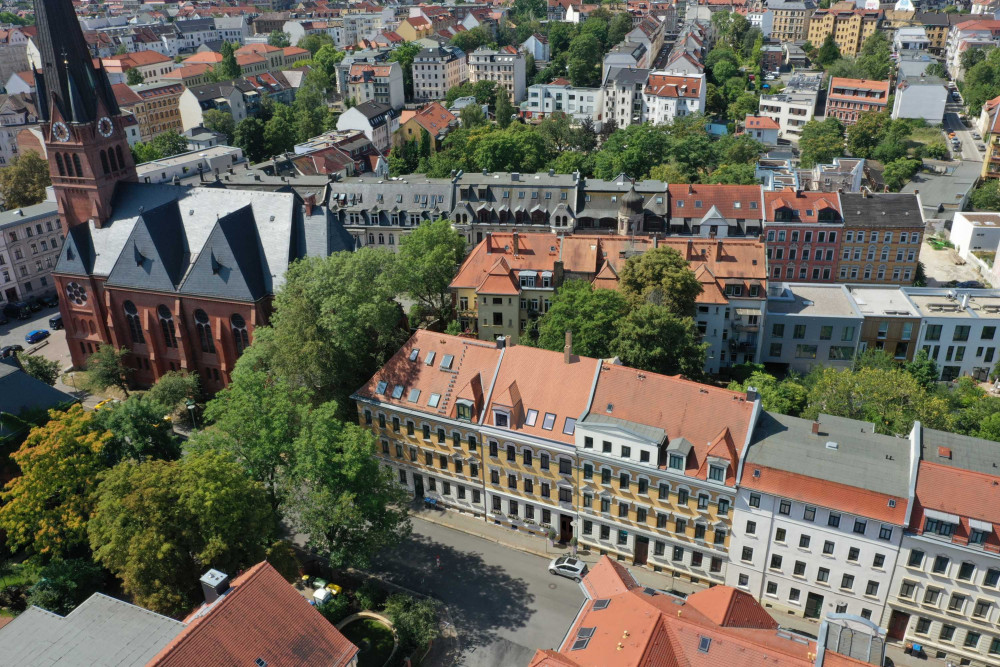 Realistische und stimmige Einbettung in bestehende Umgebung. Visualisierung eines denkmalgeschützten Mehrfamilienhauses in Leipzig. - Fix Visuals